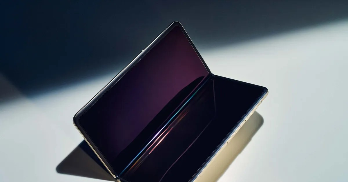 Hãng điện thoại Trung Quốc 'phủ đầu' Samsung bằng smartphone gập siêu mỏng