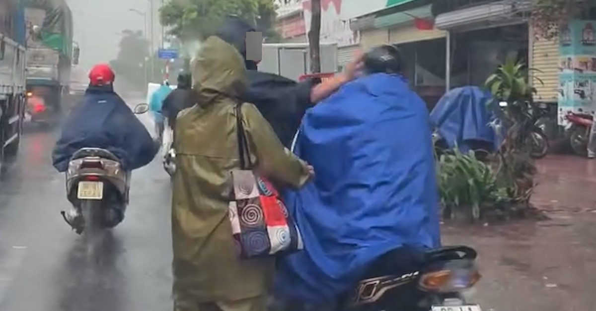 Xôn xao clip nam tài xế xe ôm bị hành hung dưới mưa ở Hà Nội