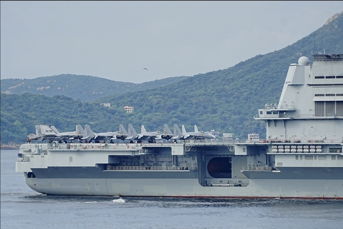 Hình ảnh nhóm tác chiến tàu sân bay Sơn Đông cập cảng Hong Kong