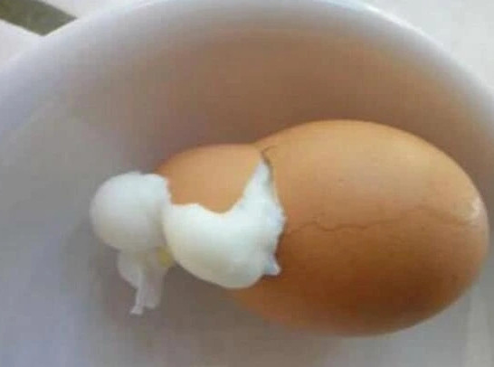 Mẹo luộc trứng không nứt, dễ dàng bóc vỏ, lòng đỏ mềm vừa tới