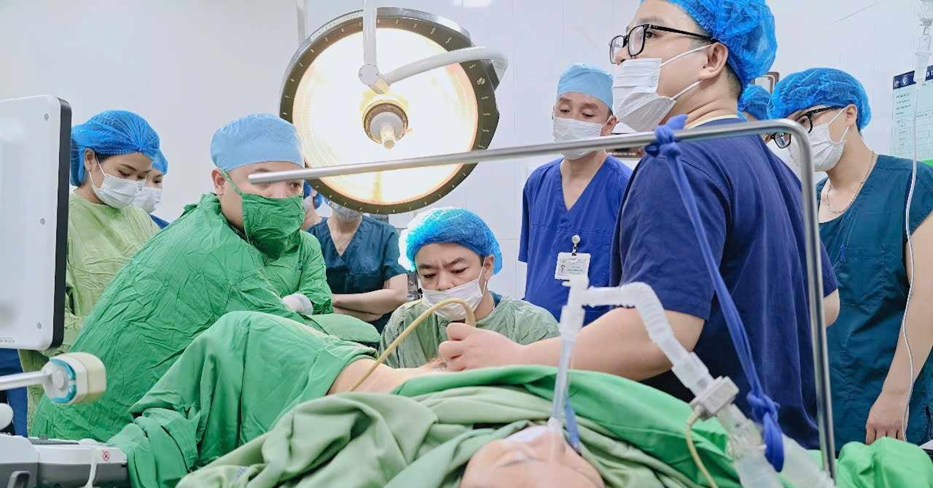 Mổ cấp cứu người phụ nữ 20 tuổi ở Hà Nội nguy kịch sau 12 ngày sinh con