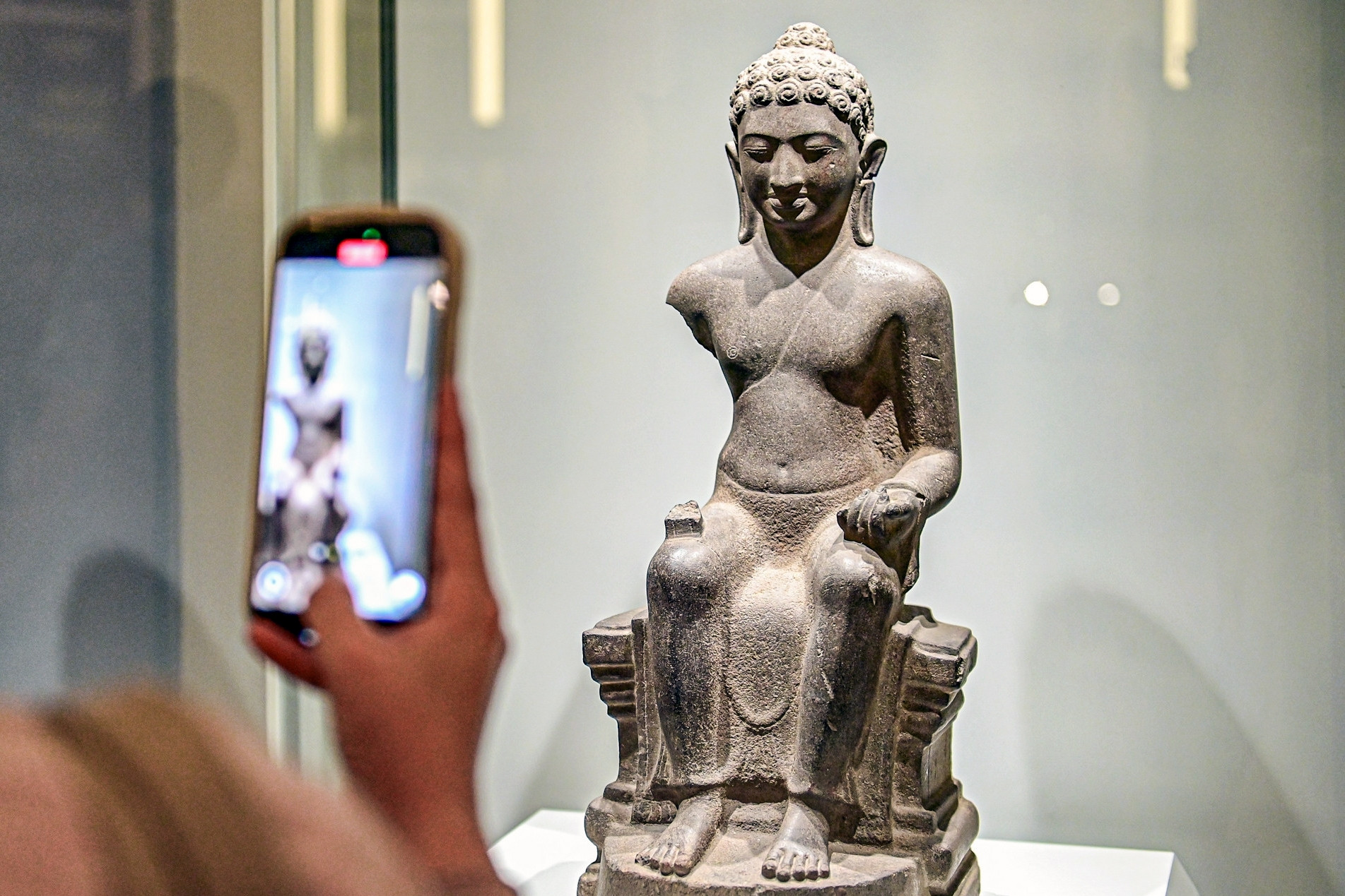 Ngắm tượng Phật cổ xưa và các bảo vật quốc gia đang trưng bày tại TPHCM