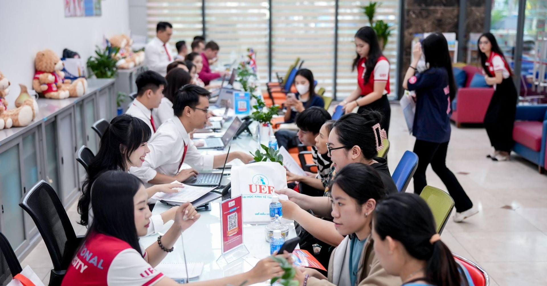 Ngay sau kỳ thi tốt nghiệp THPT, nhiều thí sinh, phụ huynh chọn xét học bạ ở UEF