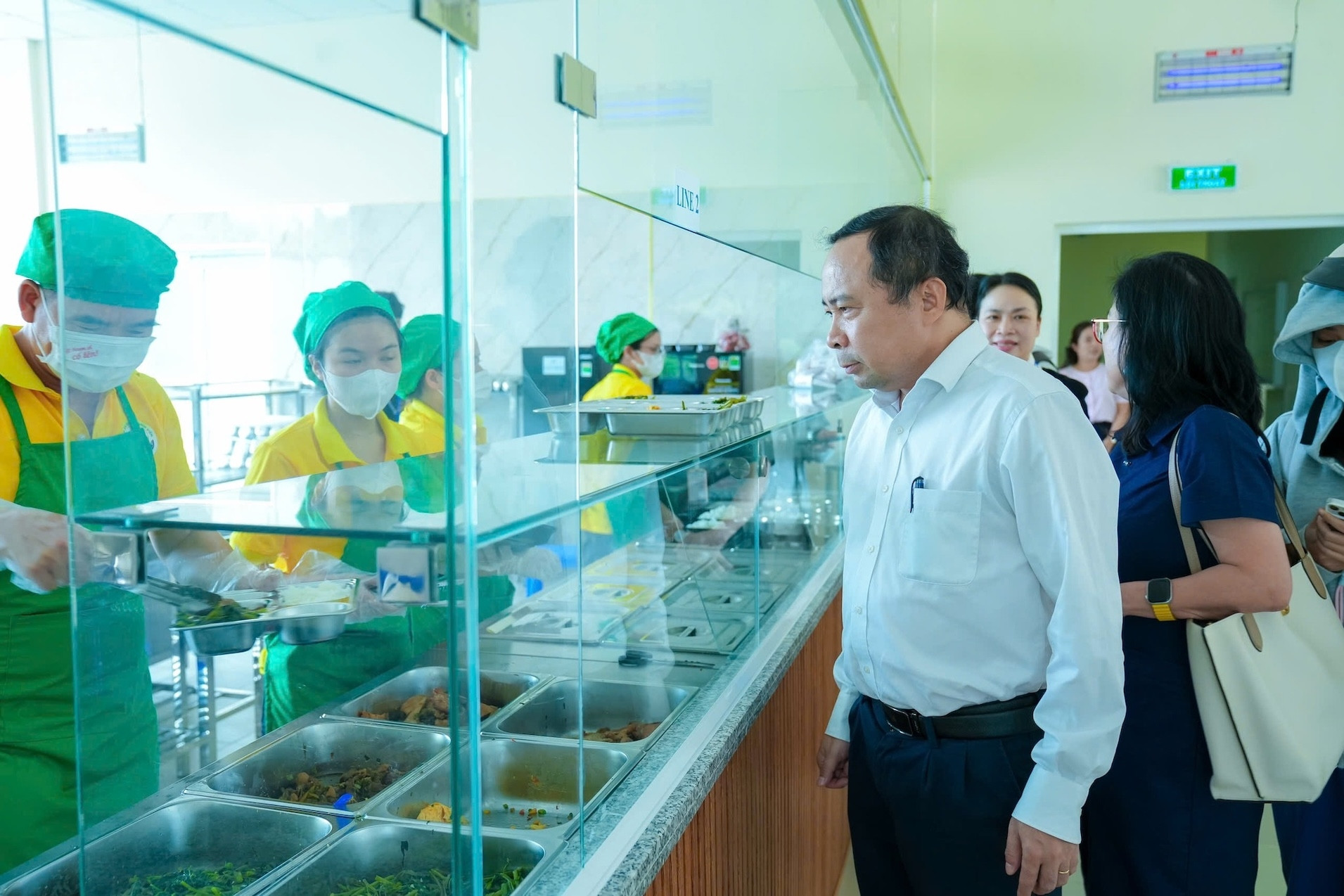 Giám đốc, hiệu trưởng xếp hàng ăn cơm sinh viên, giá 15.000 đồng/suất