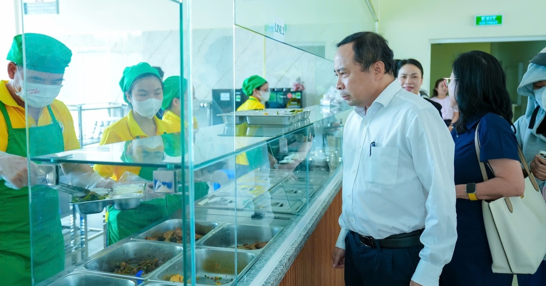 Giám đốc, hiệu trưởng xếp hàng ăn cơm sinh viên, giá 15.000 đồng/suất