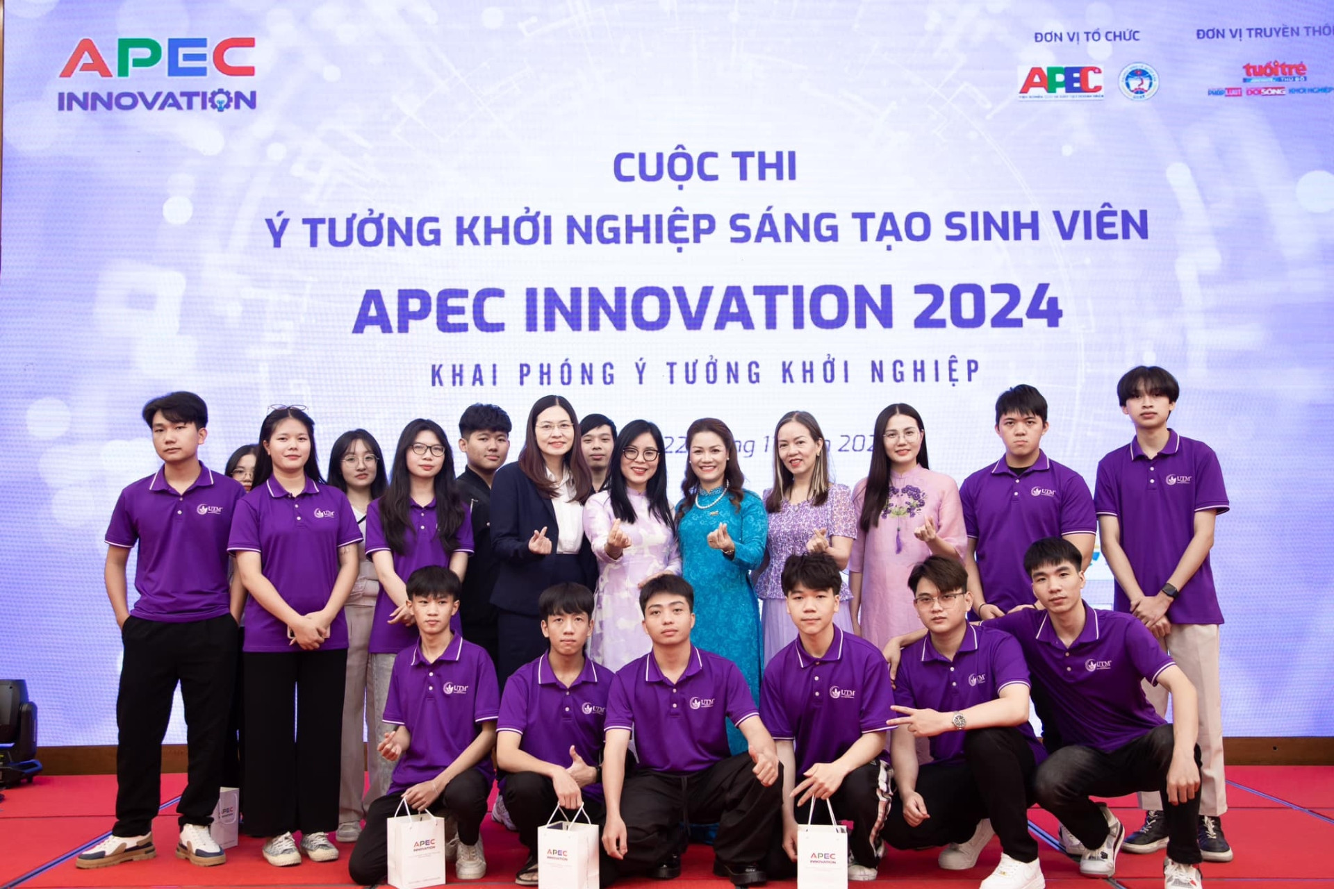 Tặng laptop cho tân sinh viên Trường Đại học Công nghệ và Quản lý Hữu Nghị