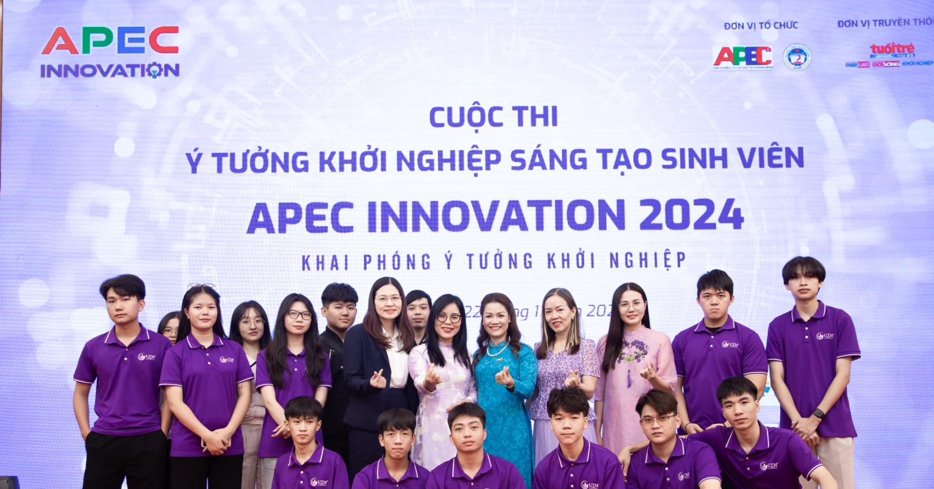 Tặng laptop cho tân sinh viên Trường Đại học Công nghệ và Quản lý Hữu Nghị