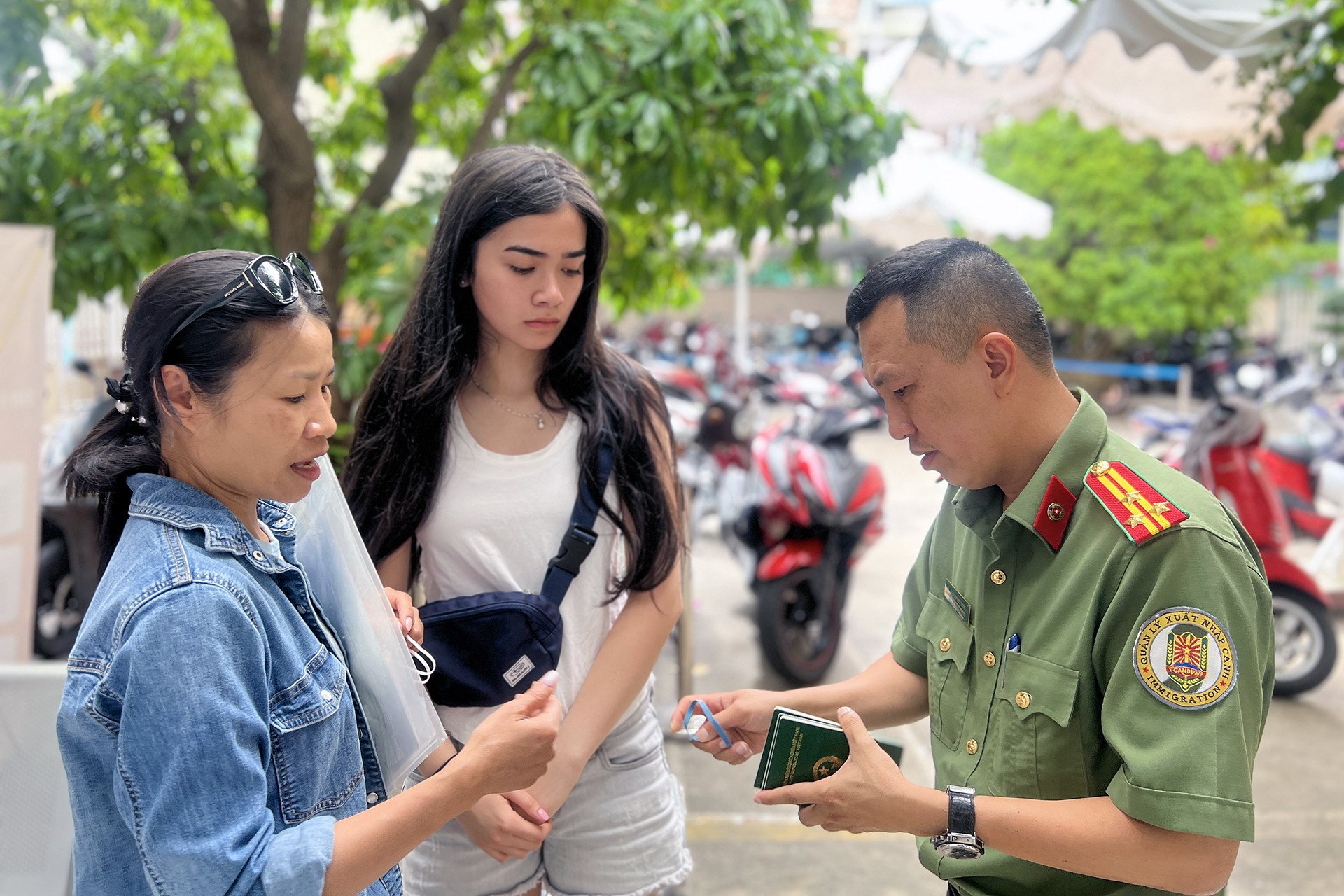 Thượng tá Huỳnh Đức Trung, Phó trưởng phòng Quản lý xuất nhập cảnh.jpg