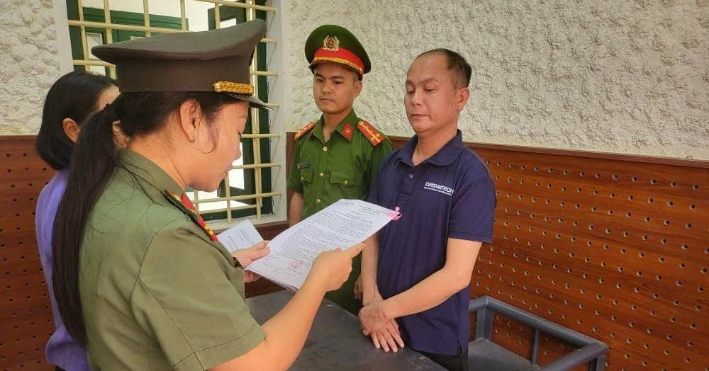 Trưởng văn phòng đại diện của một tạp chí bị bắt tạm giam
