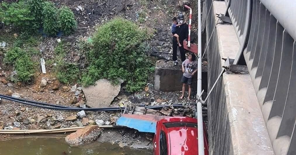 Xe ô tô bất ngờ lao xuống sông khi qua cầu, 4 người may mắn thoát nạn