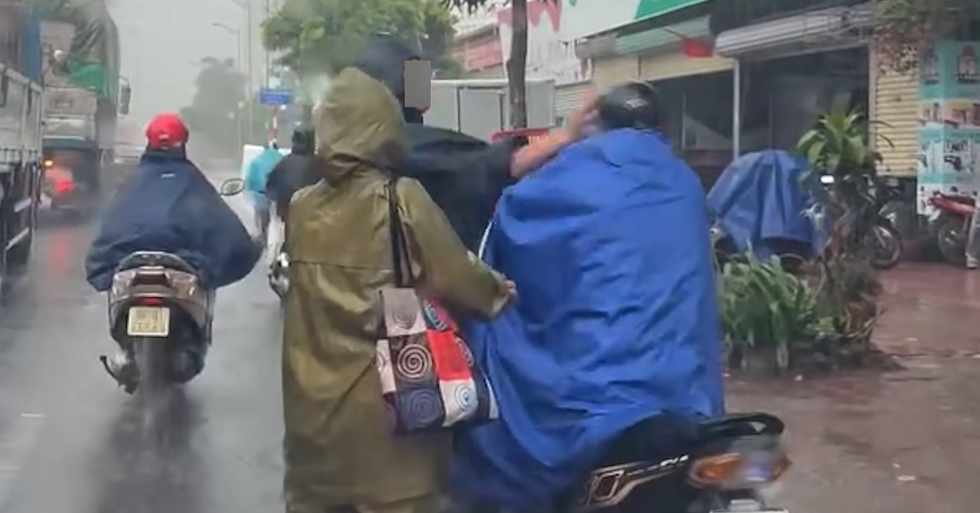 Xôn xao clip nam tài xế xe ôm bị hành hung dưới mưa ở Hà Nội