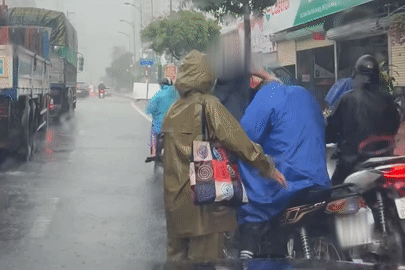 Xôn xao clip nam tài xế xe ôm bị hành hung dưới mưa ở Hà Nội