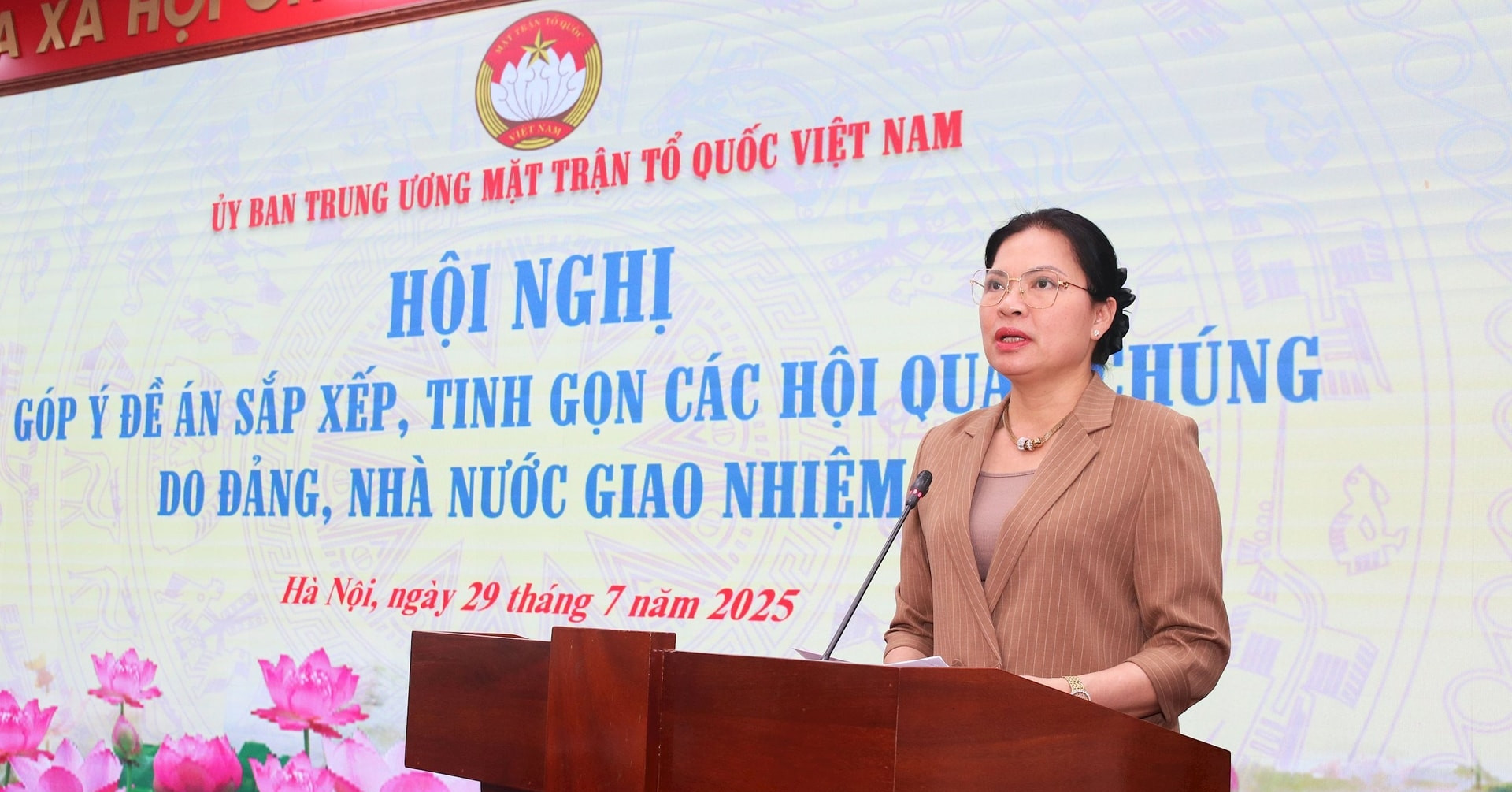 Trình Bộ Chính trị phương án tinh gọn 30 hội qu...