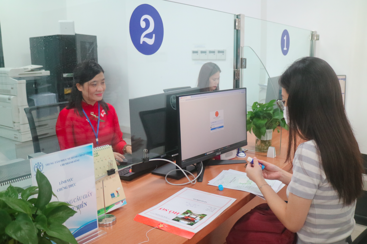 Từ 1/8, người Hà Nội 'được mời' ăn bánh, uống nước khi đi làm thủ tục hành chính