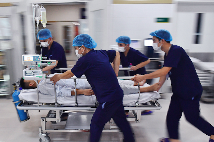 Bật báo động đỏ, hàng chục y bác sĩ cấp cứu người đàn ông vỡ gan, lộ nội tạng