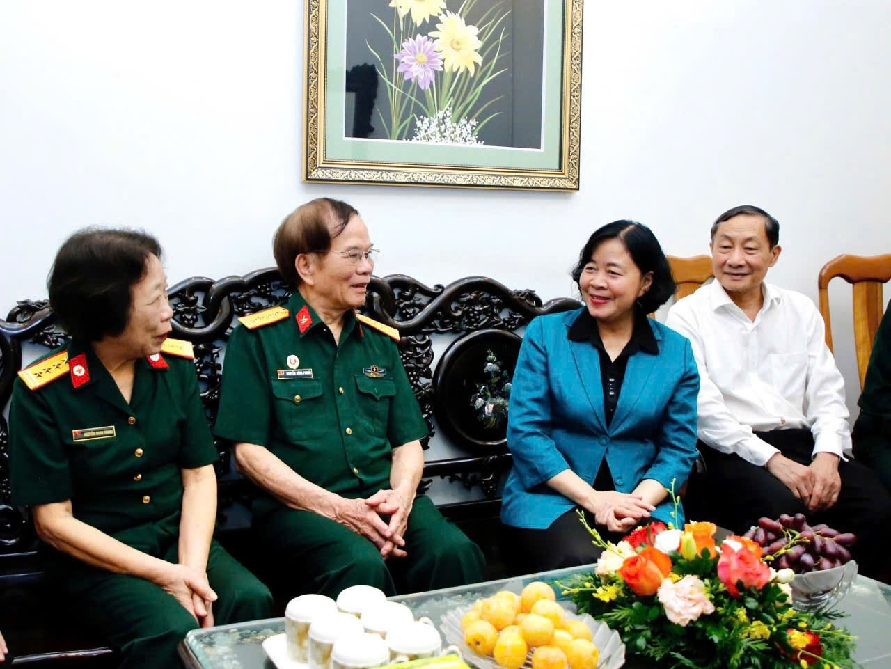 Bí thư Thành ủy Hà Nội Bùi Thị Minh Hoài thăm, tặng quà thương binh. Ảnh Viết Thành.jpg