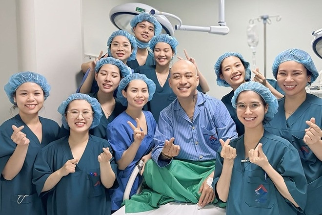 Ca sĩ Tuấn Hưng cười tươi sau ca phẫu thuật, thông báo tạm dừng ca hát