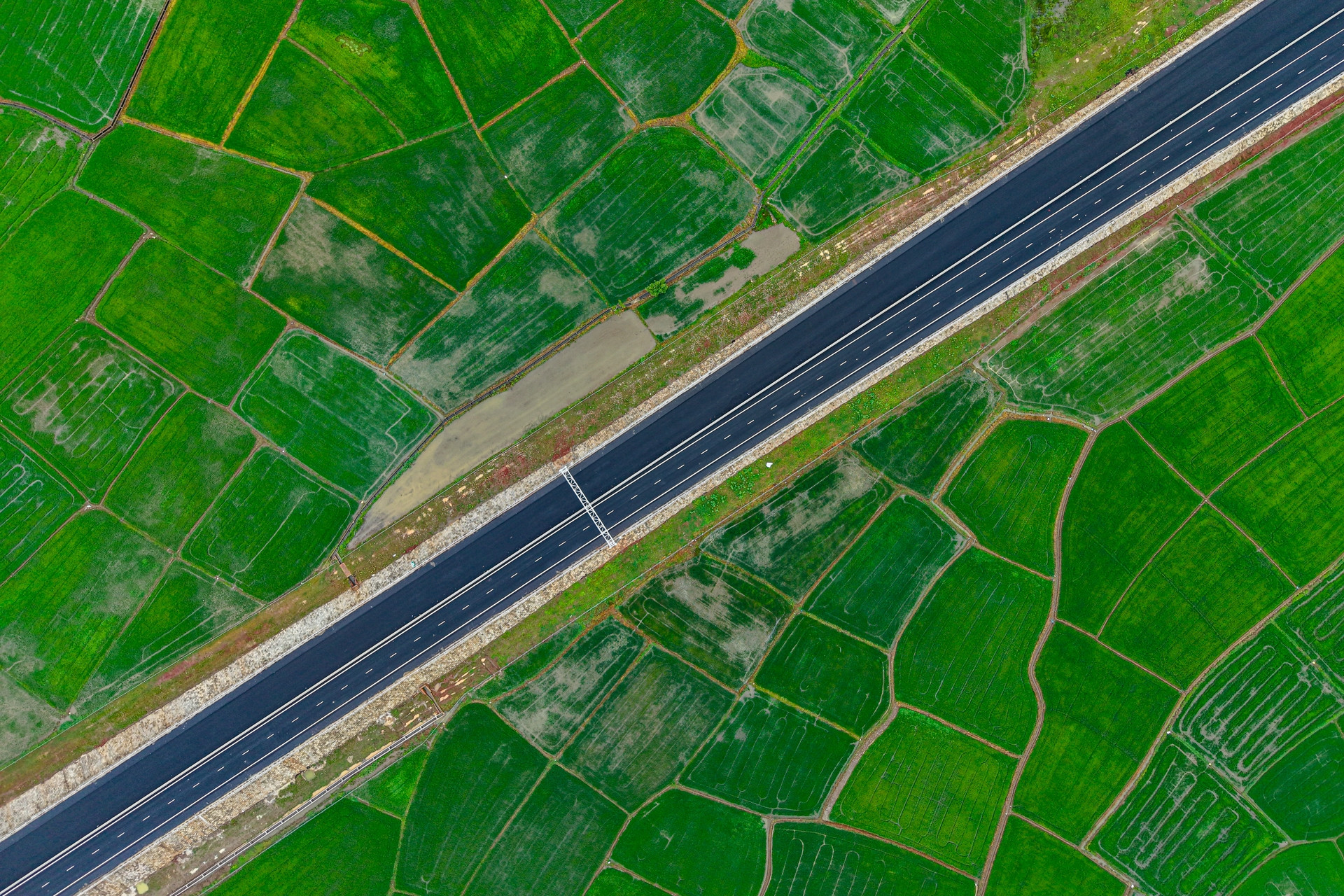 Chiêm ngưỡng cao tốc 17.800 tỷ đồng, chạy xuyên đồng xanh đẹp đến nao lòng