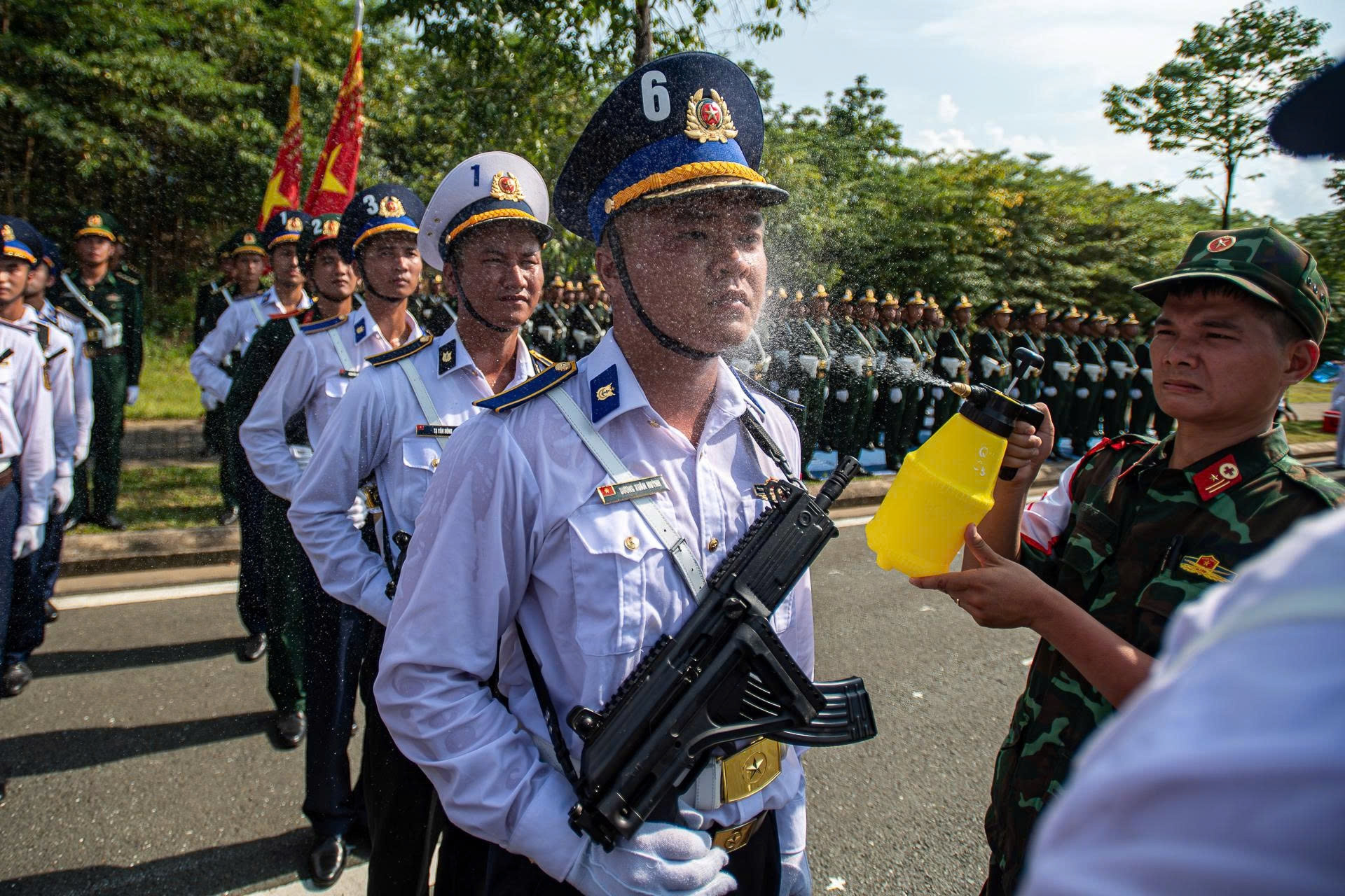 Chiến sĩ diễu binh vượt nắng thao trường 'đổ lửa'