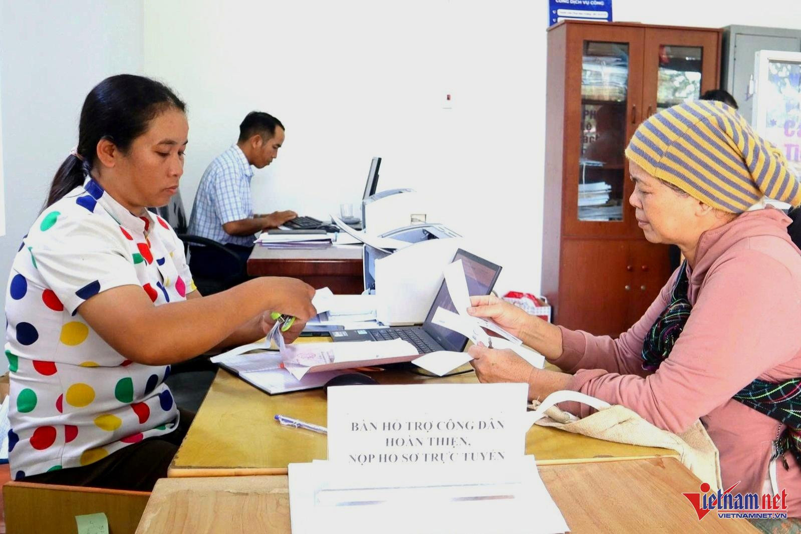 Cử cán bộ thạo tiếng bản địa giúp bà con DTTS giải quyết thủ tục hành chính