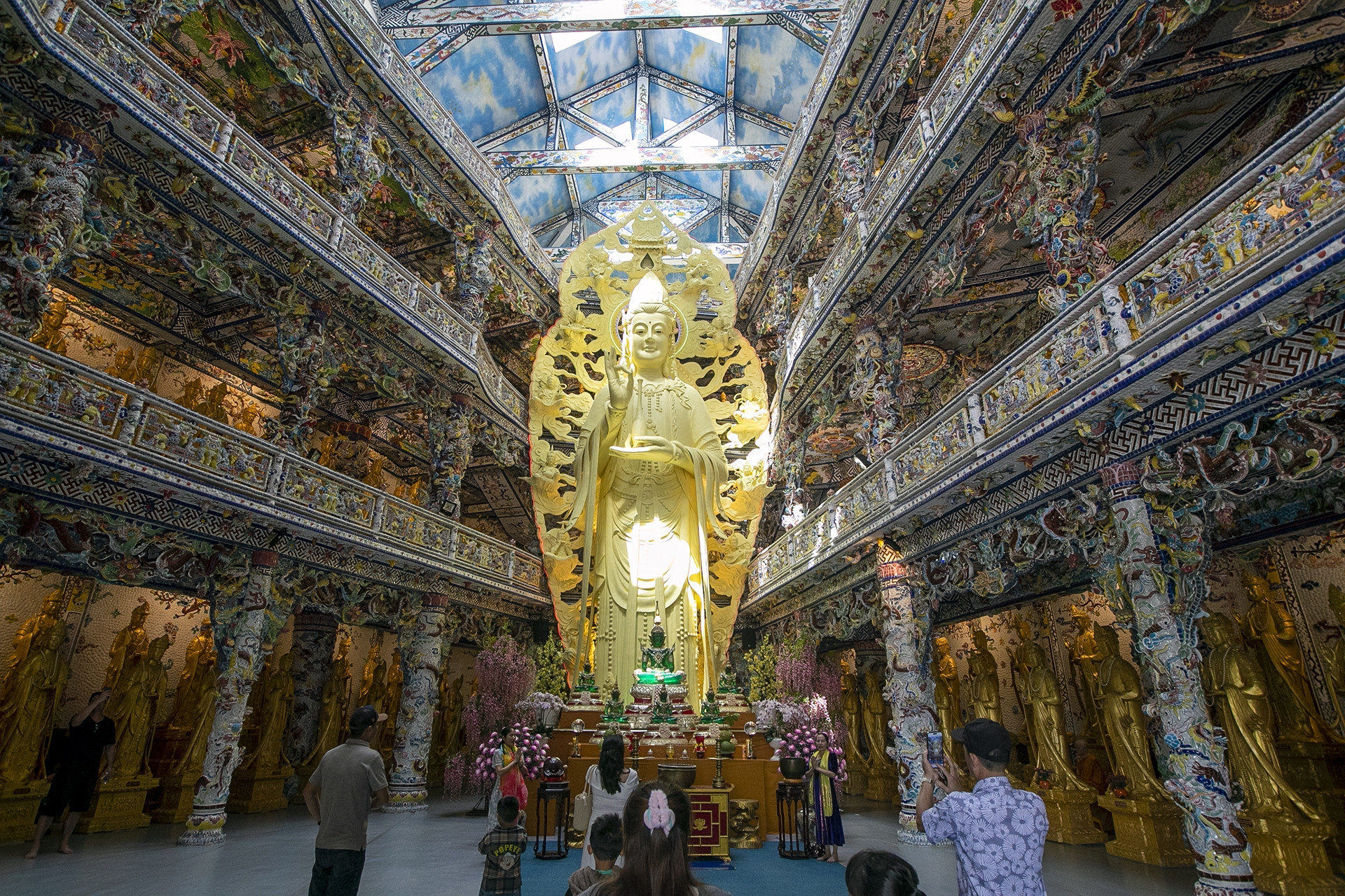 Điểm độc đáo của ngôi chùa &apos;ve chai&apos; được kết bằng hàng triệu mảnh sành ở Đà Lạt