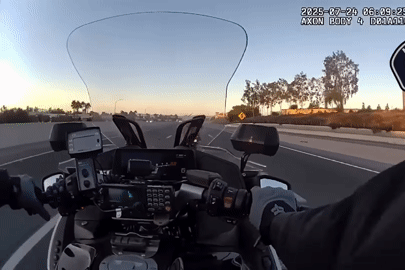 Xem cảnh sát vít ga đuổi theo xe phân khối lớn đi 180 km/h trong thành phố