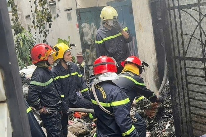 Hai người hoảng loạn cầu cứu trong căn nhà cháy