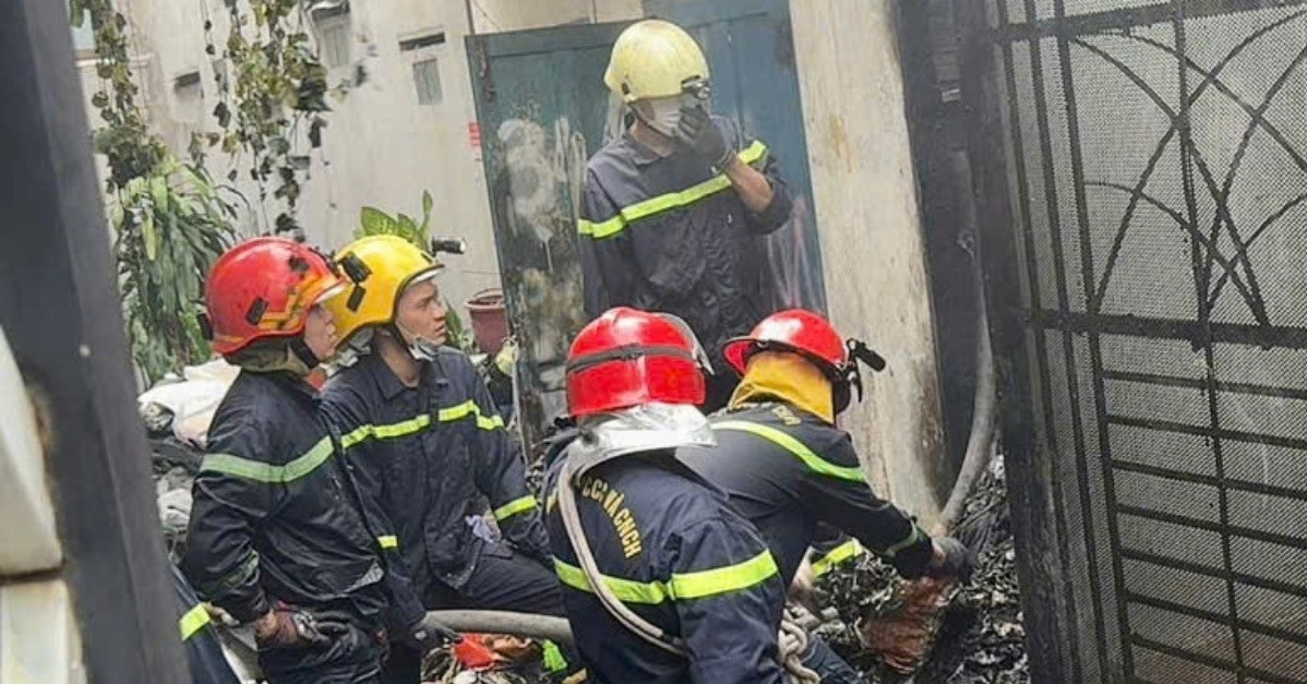 Hai người hoảng loạn cầu cứu trong căn nhà cháy