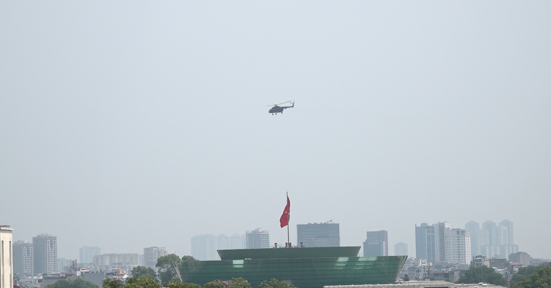 Hình ảnh tiêm kích Su-30MK2, trực thăng bay lượn trên quảng trường Ba Đình