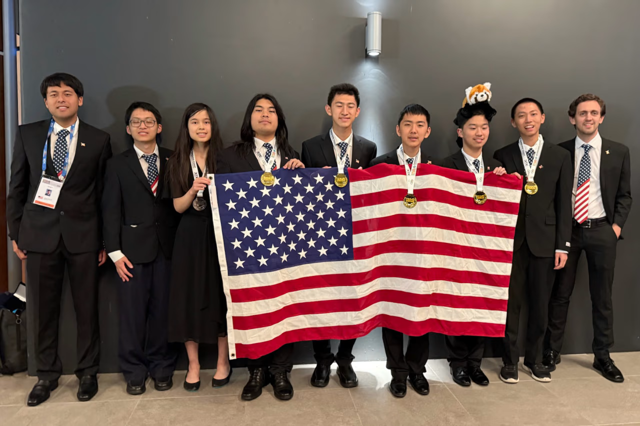 Những học sinh vượt mặt AI ở kỳ thi Toán học quốc tế khó nhất hành tinh 2 imo 2025.png