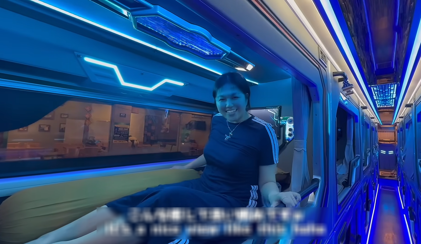 khach Nhat di xe giuong nam 01.png