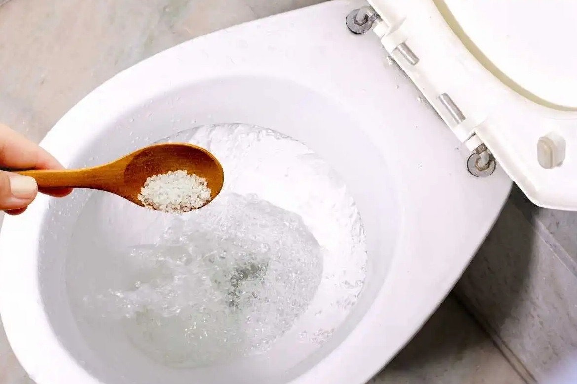 Lý do nhiều người đổ muối vào bồn cầu bị tắc nghẽn