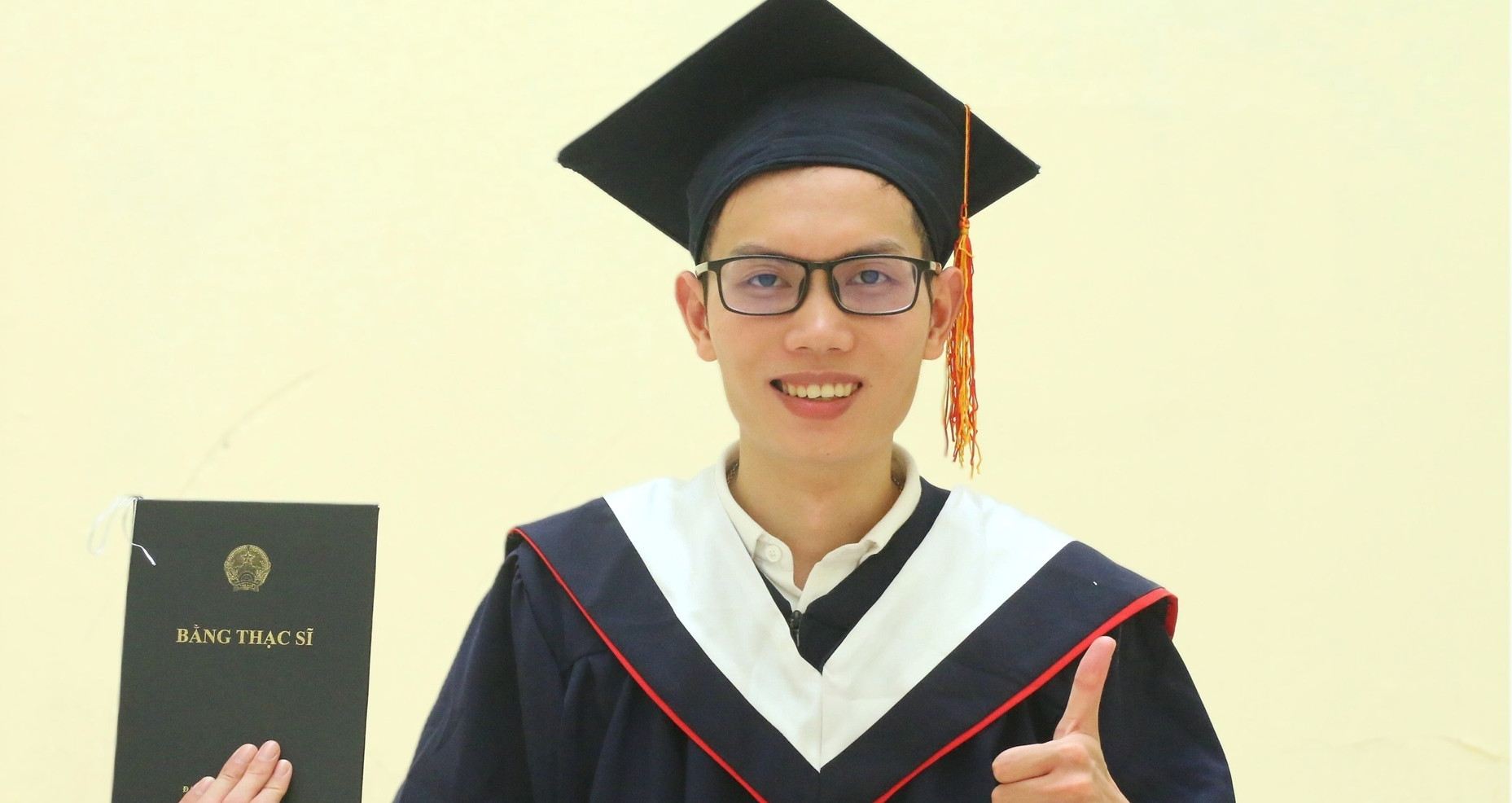 Nam sinh đầu tiên tốt nghiệp bác sĩ nội trú loạ...