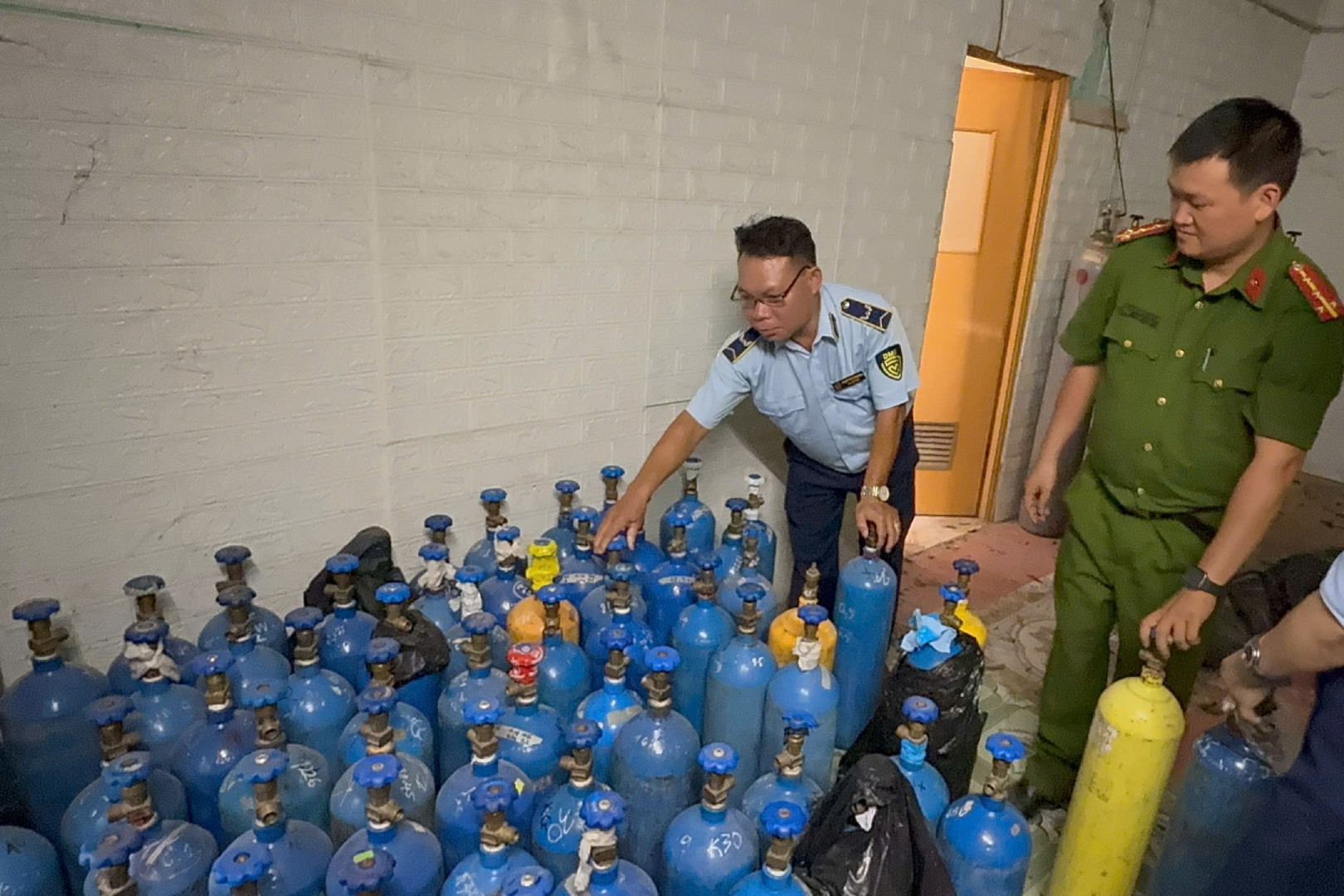 Phát hiện, tạm giữ hàng trăm bình khí N2O không rõ nguồn gốc tại Hà Nội