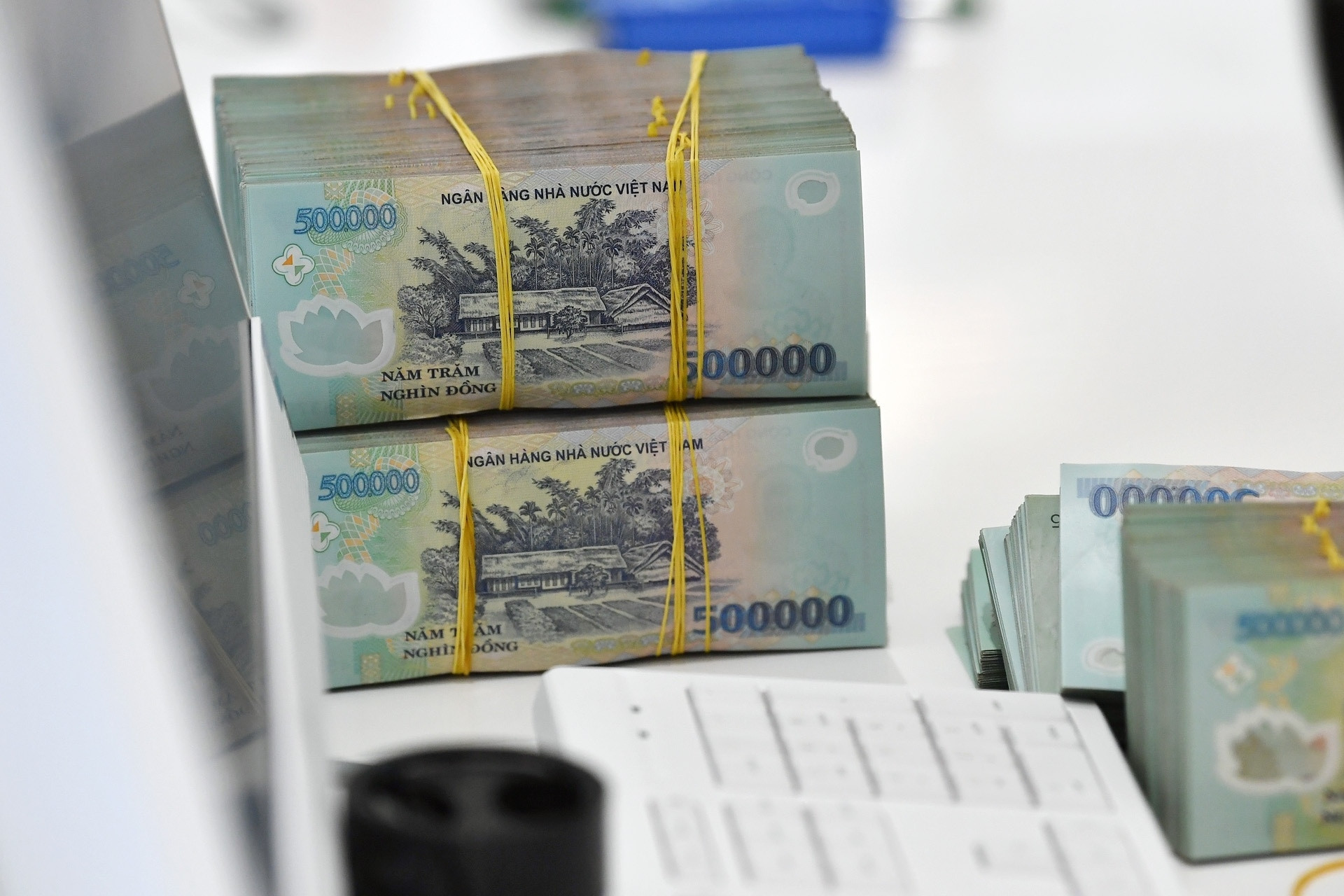 Thanh khoản hơn 2 tỷ USD/phiên: Tiền đâu đẩy thị trường chứng khoán bùng nổ?