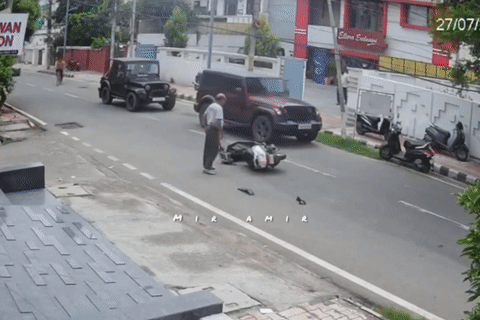 Tài xế ô tô cố tình lùi xe cán người đi xe máy sau pha vượt ẩu gây tai nạn