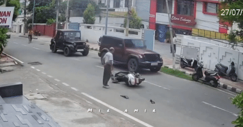 Tài xế ô tô cố tình lùi xe cán người đi xe máy ...