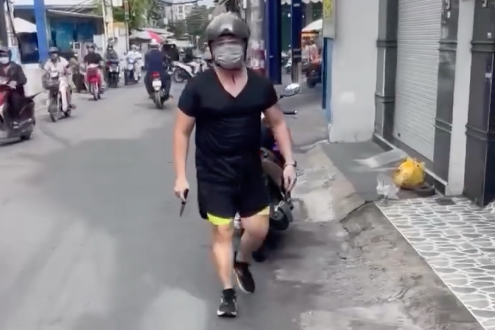Tạm giữ người cầm dao giải quyết mâu thuẫn giao thông trên đường ở TPHCM