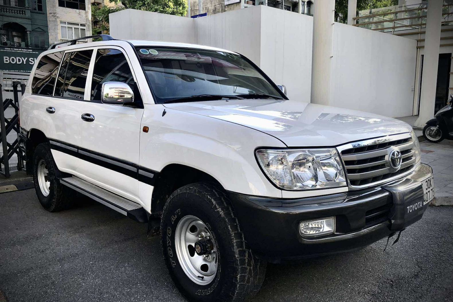 Toyota Land Cruiser máy dầu đời 2005 'cổ nhưng chất' giá 1,3 tỷ đồng