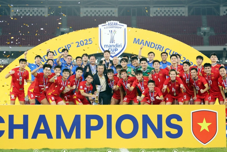 U23 Việt Nam nhận thưởng 2 tỉ đồng, 'ôm' Cúp về nước