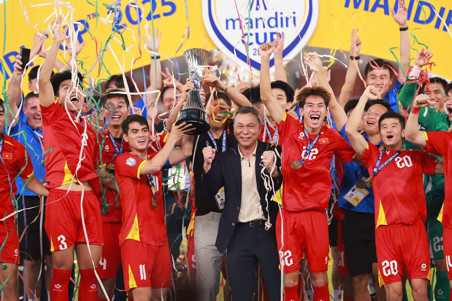 U23 Việt Nam nhận thưởng 2 tỉ đồng, 'ôm' Cúp về nước