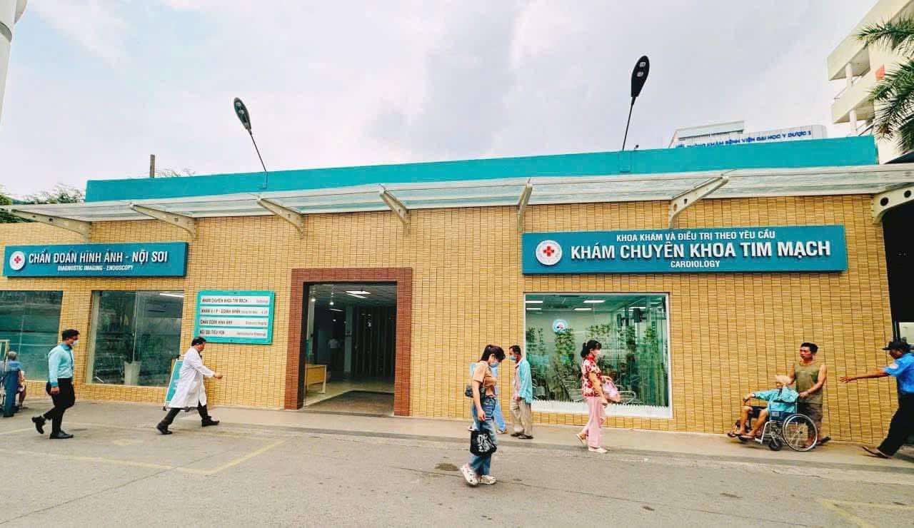 ‘Cò’ bệnh viện lấy số thứ tự bán lại giá cao, TPHCM họp khẩn