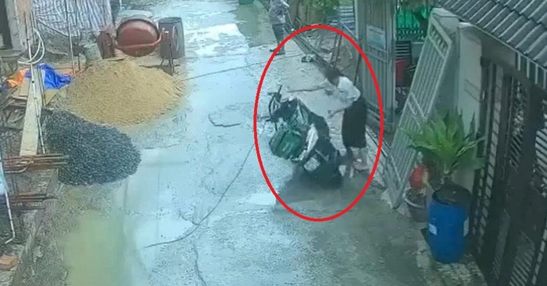 Vụ nữ cán bộ phường đẩy ngã xe máy: Nam shipper...