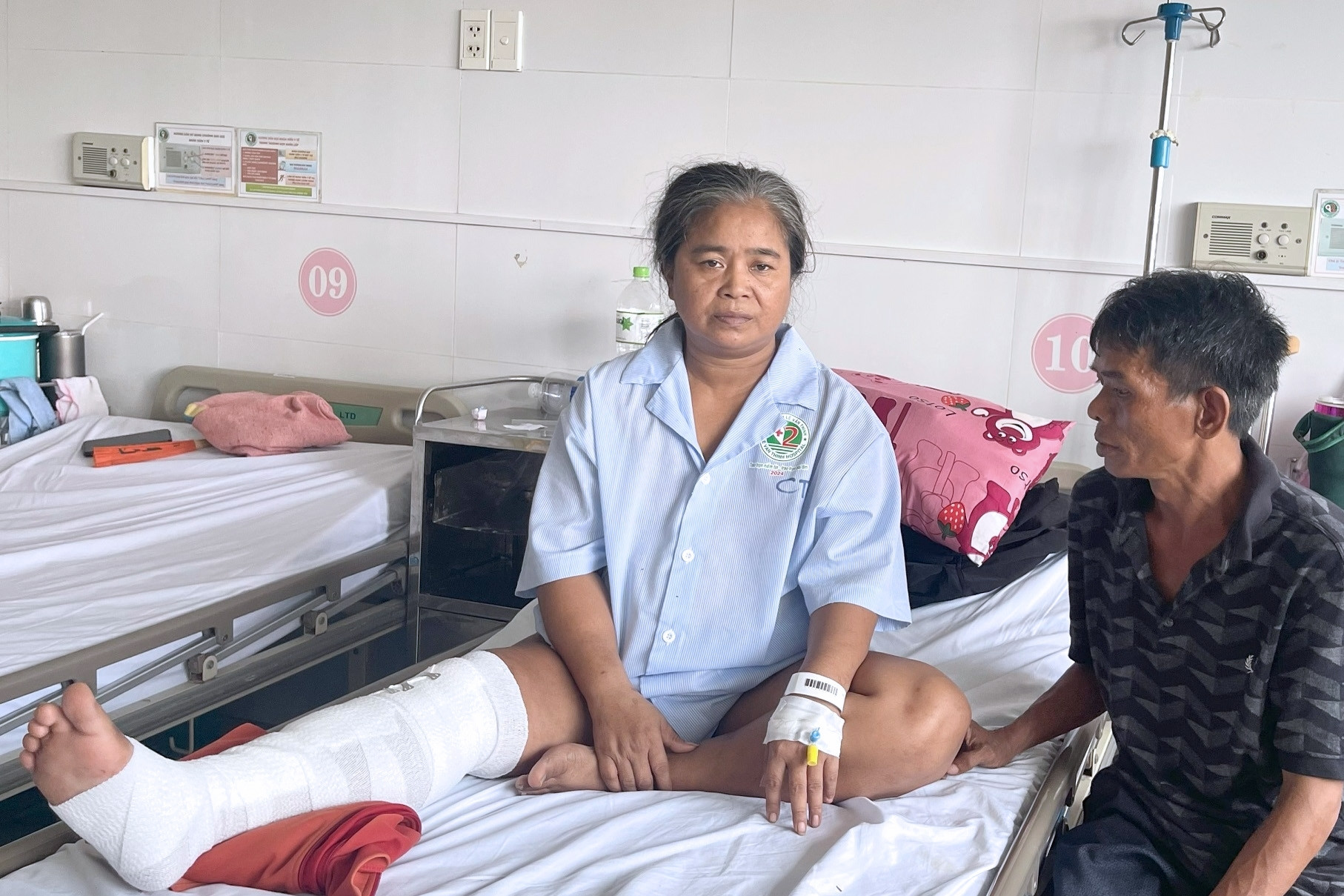 Xót xa hoàn cảnh mẹ nghèo nằm viện, hai con thơ khát sữa không người chăm sóc