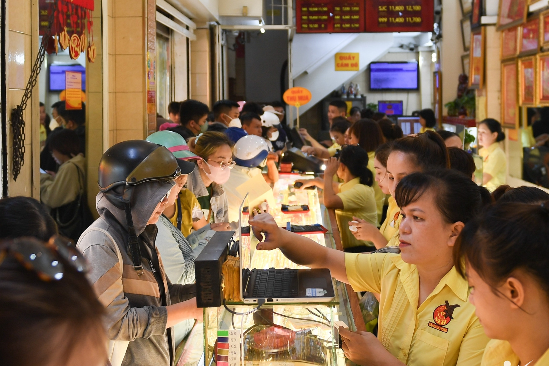 Giá vàng hôm nay 1/8/2025: Vàng SJC neo trên 121 triệu đồng/lượng, nhẫn bật tăng