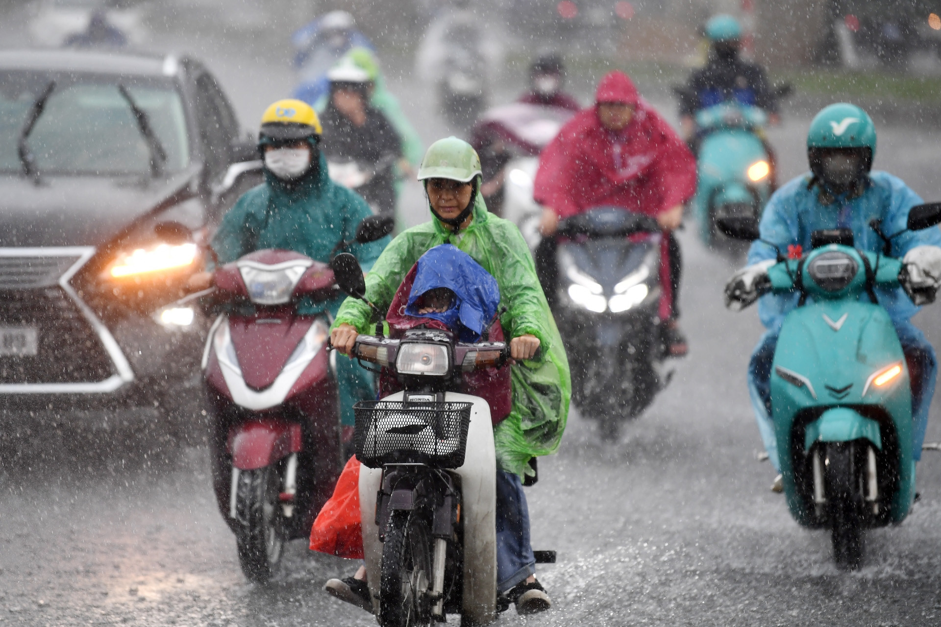 Dự báo thời tiết 1/8/2025: Miền Bắc còn mưa lớn ở vùng núi, Hà Nội mưa to cục bộ