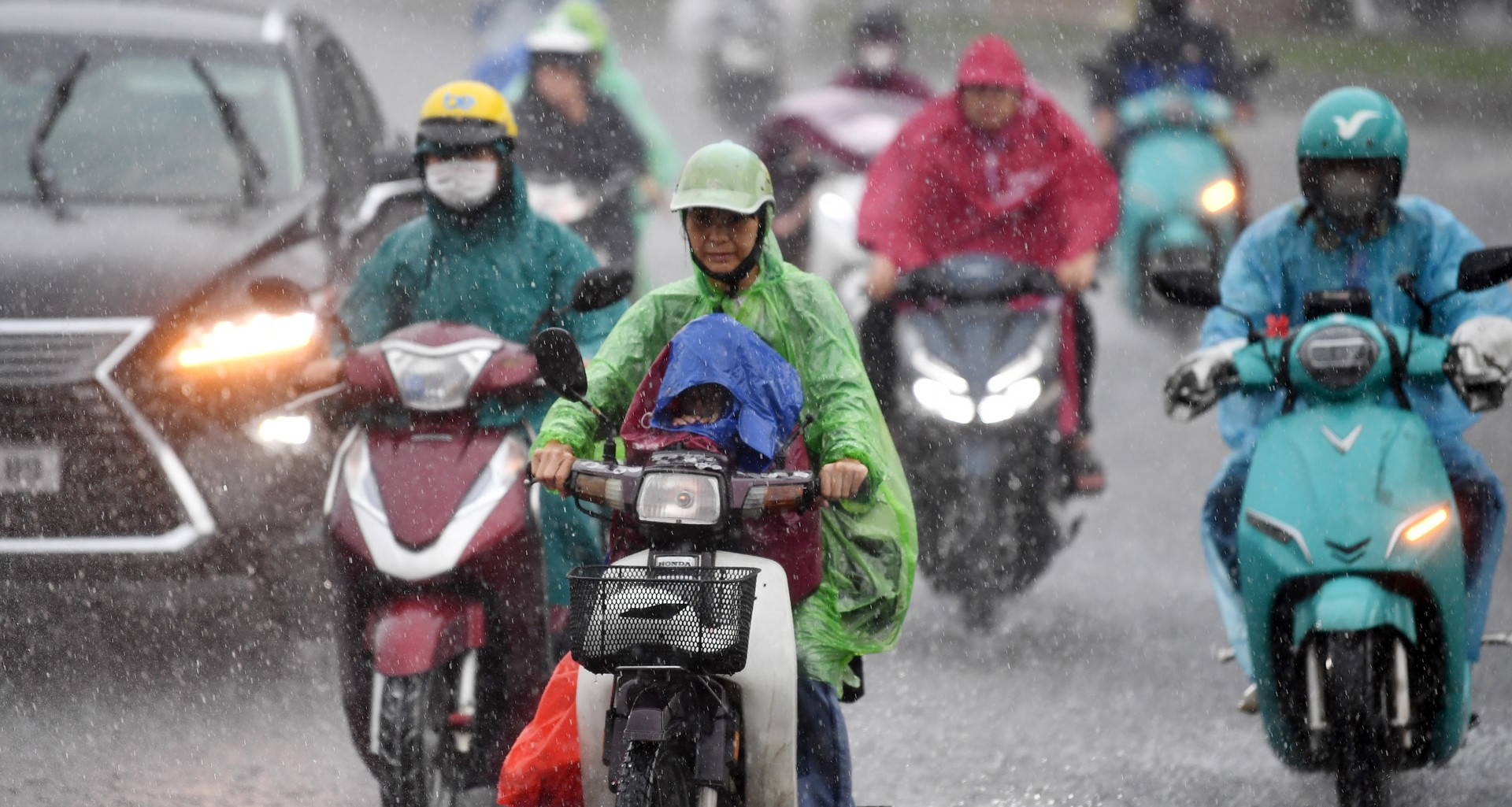 Dự báo thời tiết 1/8/2025: Miền Bắc còn mưa lớn ở vùng núi, Hà Nội mưa to cục bộ