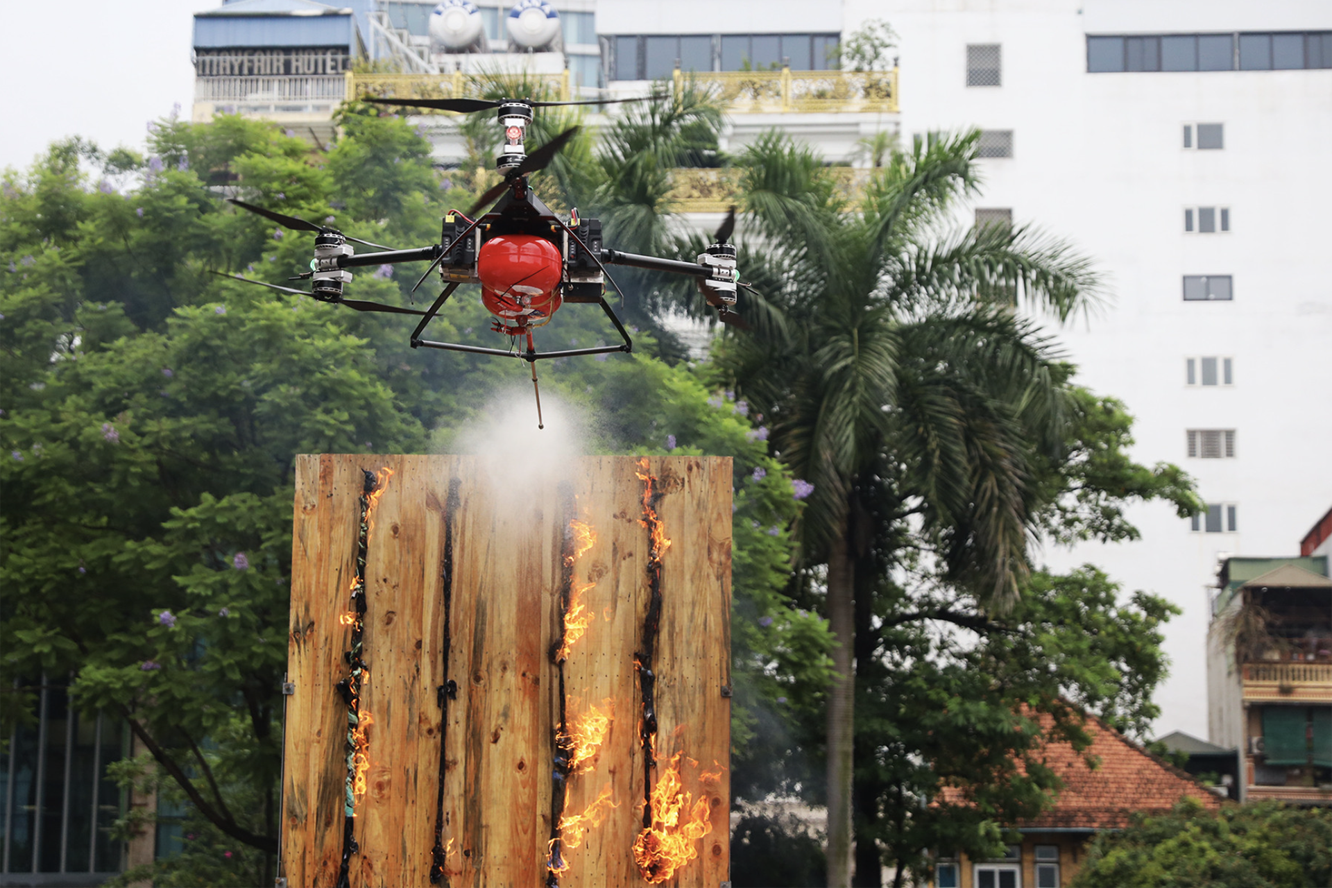 Drone, robot chữa cháy xuất hiện tại triển lãm quốc tế về PCCC