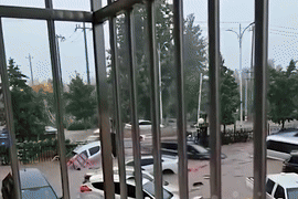 Bắc Kinh: Hàng chục ô tô bị cuốn trôi trong dòng nước lũ, 30 người thiệt mạng