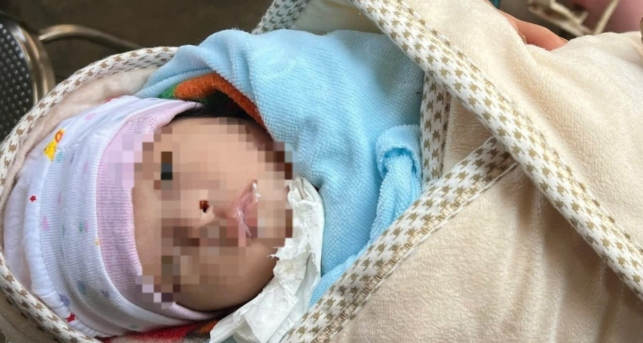 Bé gái sơ sinh bị bỏ rơi trước nhà dân ở Đà Nẵng, thư tay tiết lộ lý do bất ngờ
